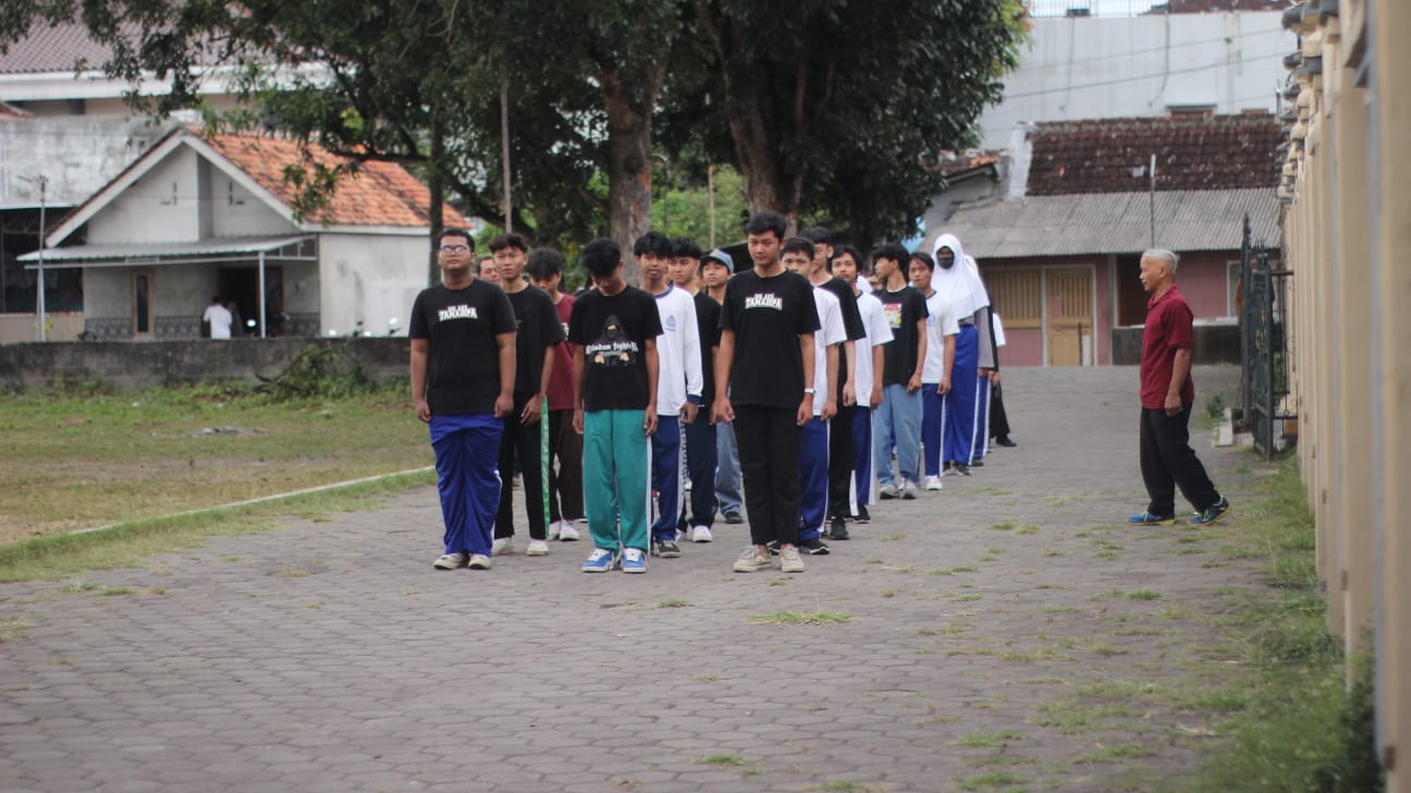 Siswa SMA Taman Madya IP Ikuti Latihan Baris-Berbaris