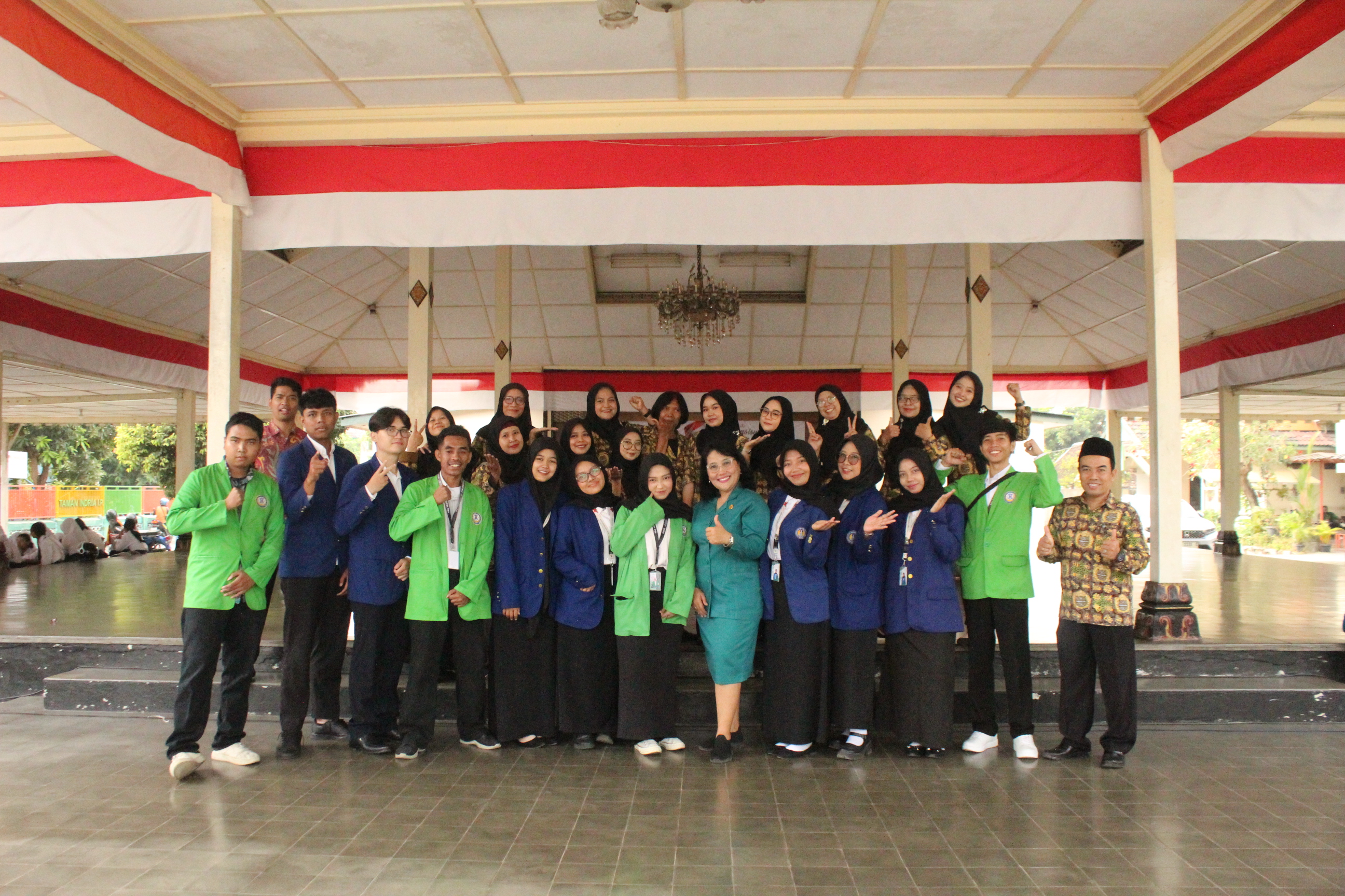 foto bersama anak UNY dan STMIK EL RAHMA